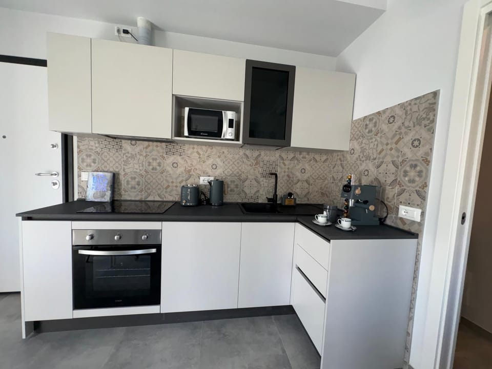 Coffee/tea facilities, Kitchen or kitchenette, dishwasher, stove, toaster