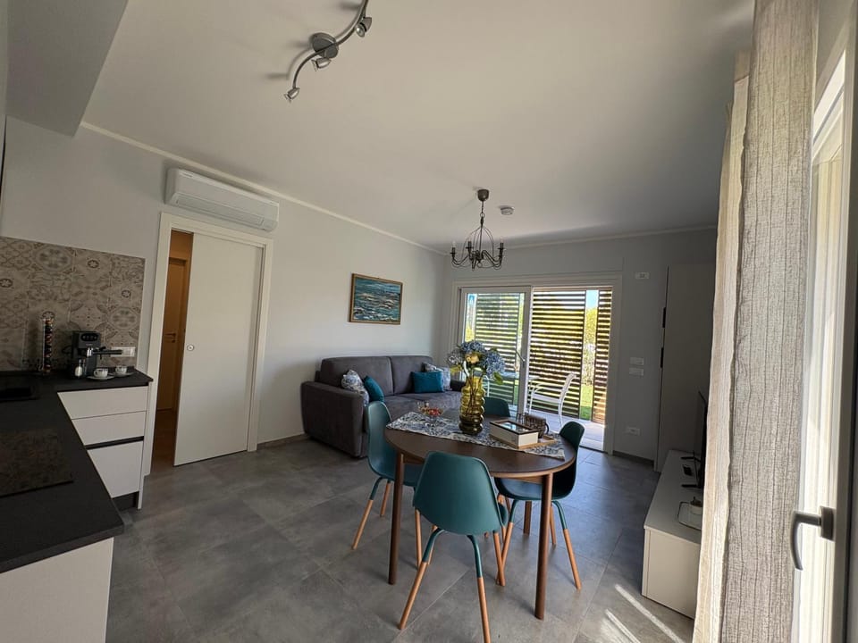 TV and multimedia, Kitchen or kitchenette, Living room, Seating area, Dining area