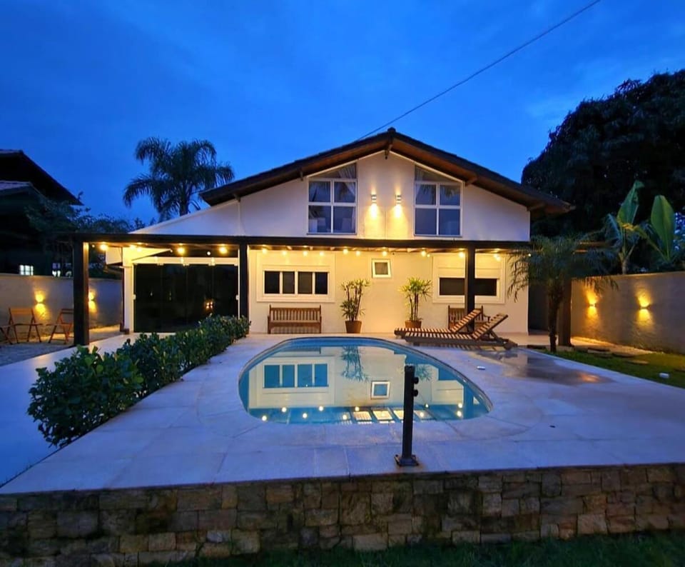 Casa com Jacuzzi Aquec Praia Daniela Próx Jurere House in Florianopolis