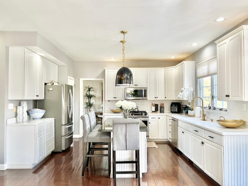 Resort Paradise with 5bedroom and Jacuzzi and Pool House in Marlborough