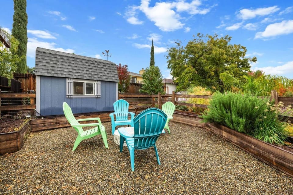 Tranquil Retreat: Pool, Spa, Firepit, Peloton, WFH Bed and Breakfast in Folsom