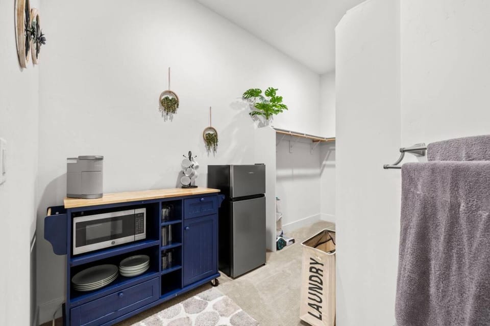 Tranquil Retreat: Pool, Spa, Firepit, Peloton, WFH Bed and Breakfast in Folsom