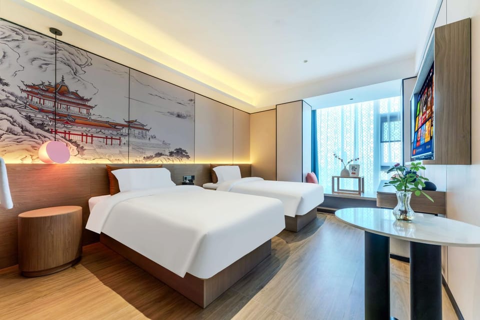 Bed, TV and multimedia, Bedroom