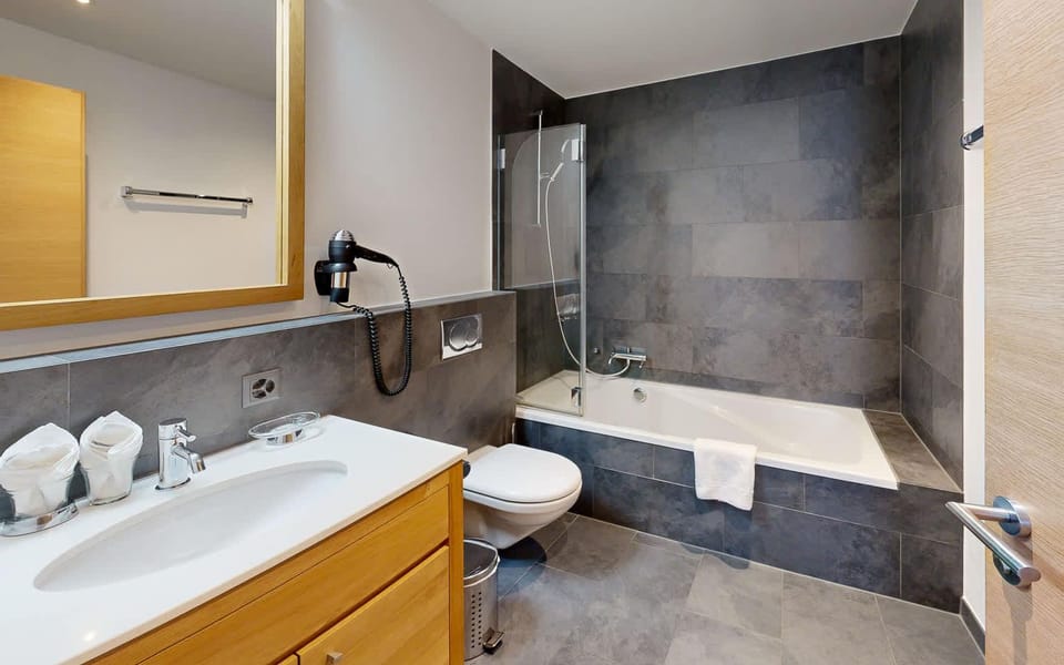 Toilet, Bath, towels