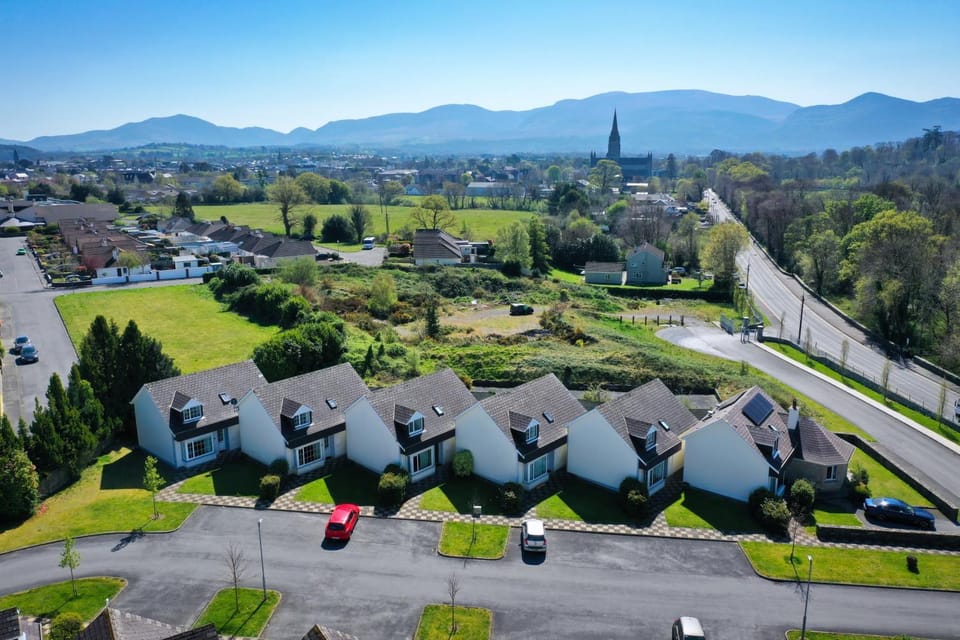 Property building, Nearby landmark, Spring, Day, Neighbourhood, Natural landscape, City view, Mountain view