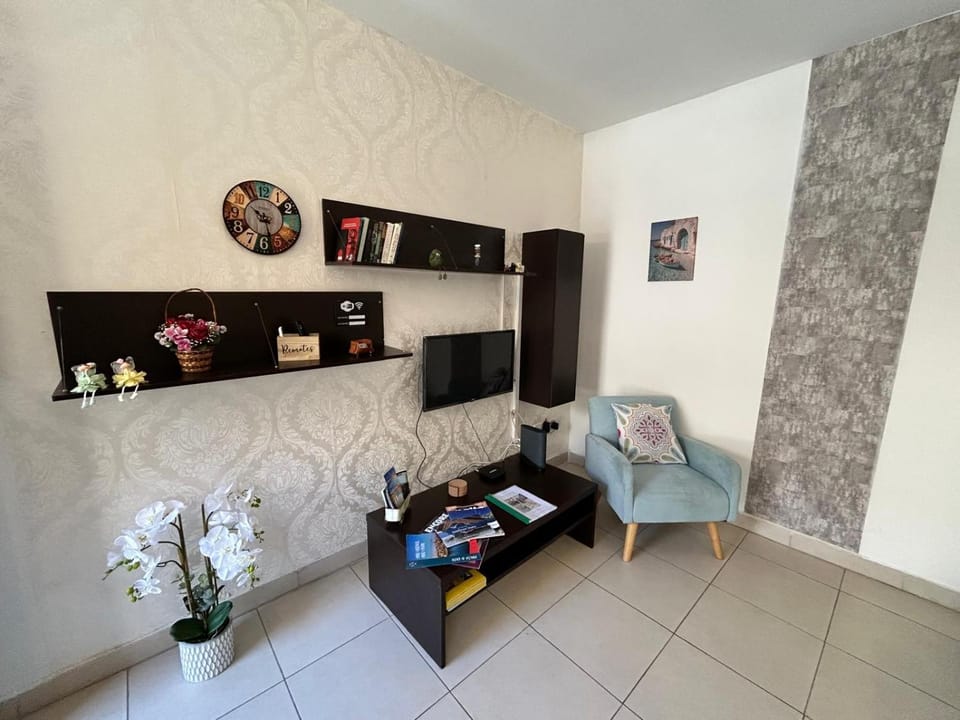 Library, TV and multimedia, Living room, Seating area, internet