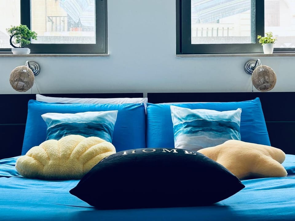 Bed, Photo of the whole room, Seating area, Bedroom