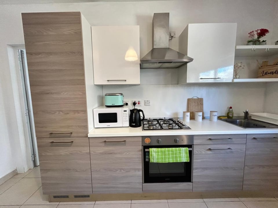 Coffee/tea facilities, Kitchen or kitchenette, oven, stove, toaster