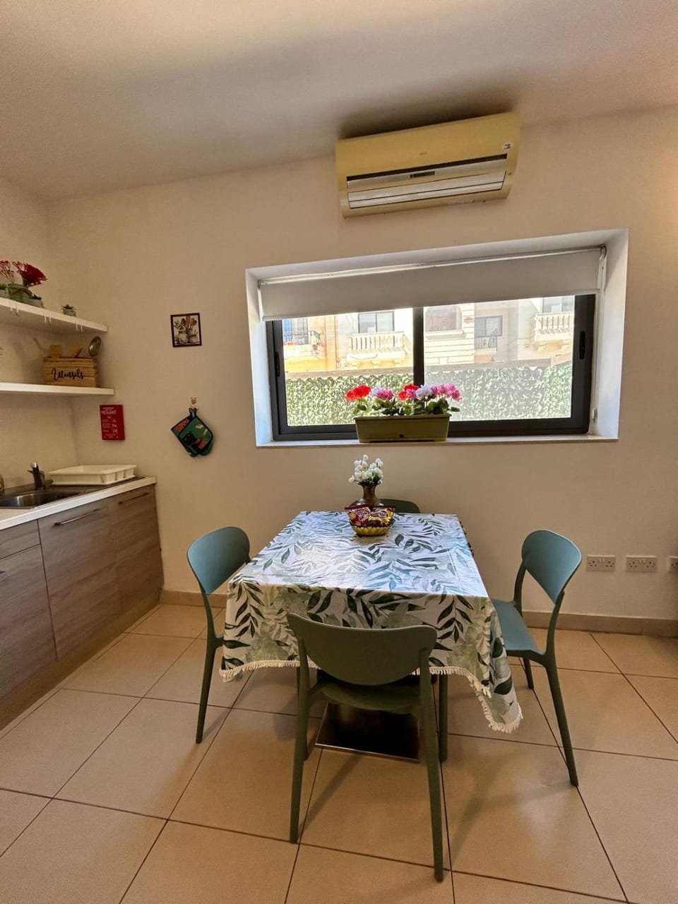 View (from property/room), Kitchen or kitchenette, Living room, Dining area, air conditioner