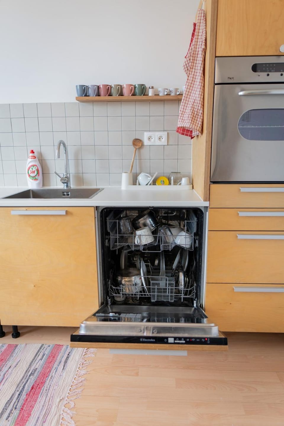 Kitchen or kitchenette, dishwasher