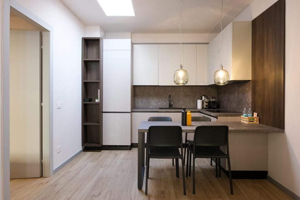 Kitchen or kitchenette, Dining area