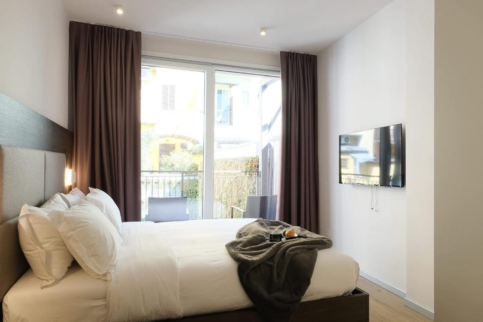 Bed, TV and multimedia, Bedroom, towels