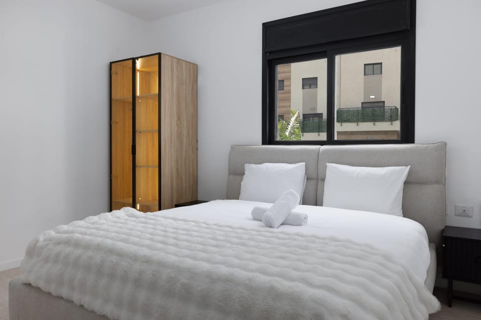Bed, TV and multimedia, Photo of the whole room, towels, wardrobe, air conditioner