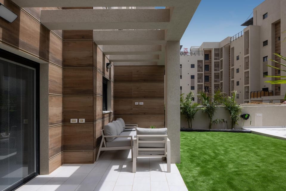 Property building, Day, View (from property/room), Balcony/Terrace