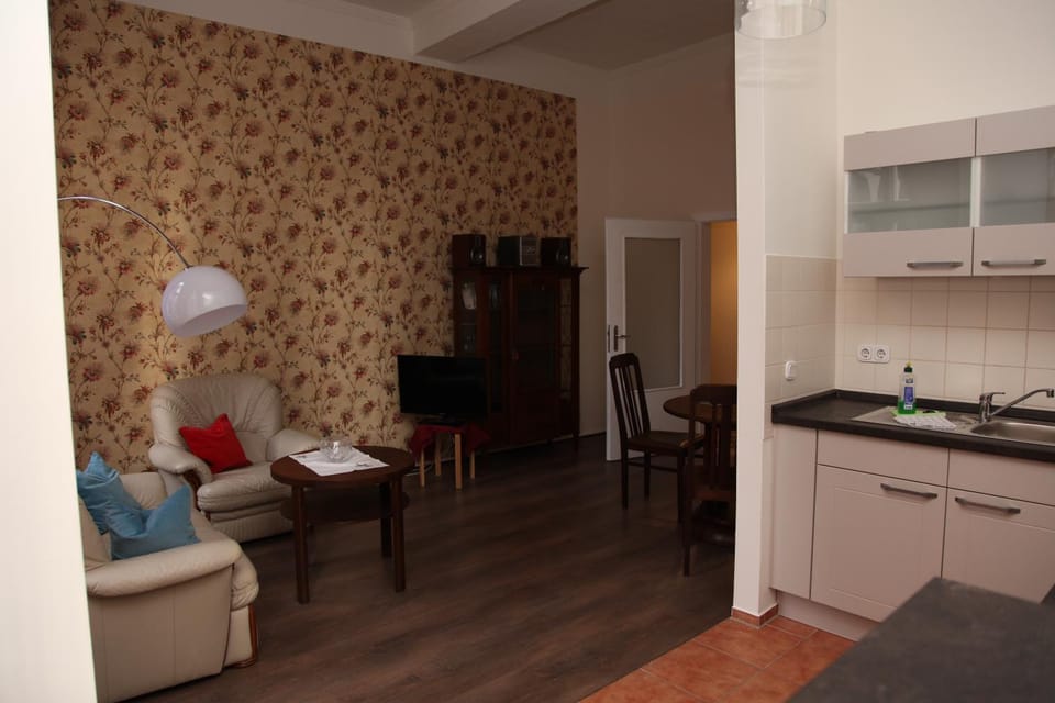 Photo of the whole room, Decorative detail
