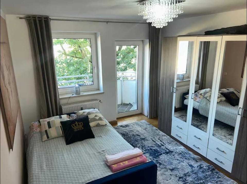 Beautiful private room - in a shared apartment Campground/ 
RV Resort in Munich