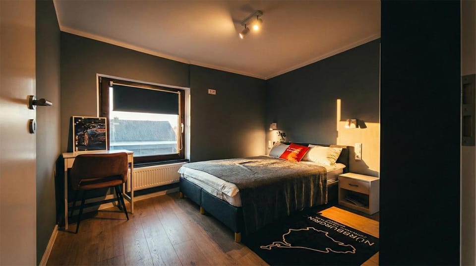 Bed, Photo of the whole room, Seating area, Bedroom