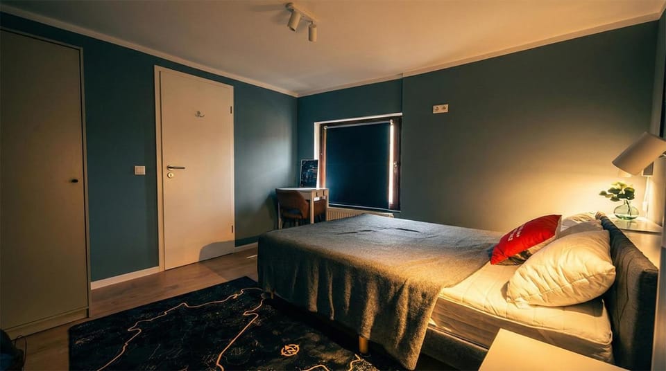 Bed, Photo of the whole room, Seating area, Bedroom