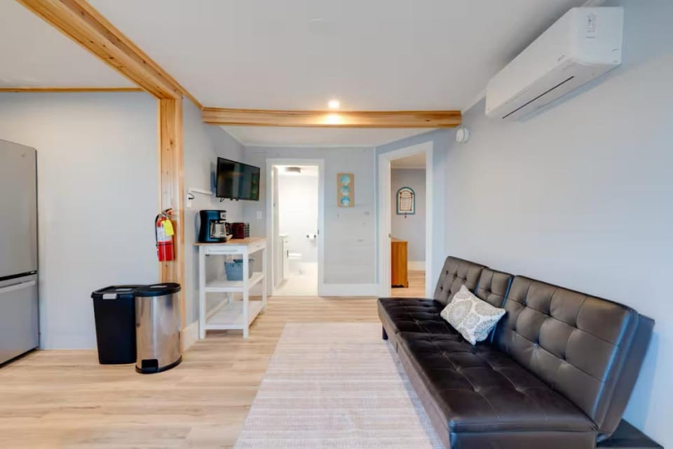 Newly Renovated Charming Beachfront Loft Apartment in Old Orchard Beach