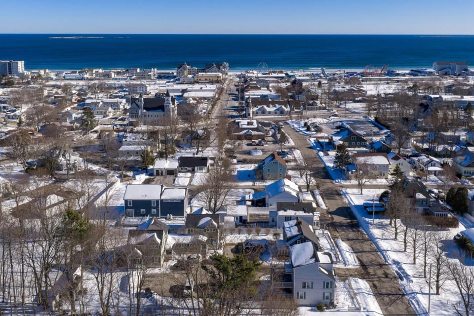 2BR Retreat in Downtown Old Orchard Apartment in Old Orchard Beach