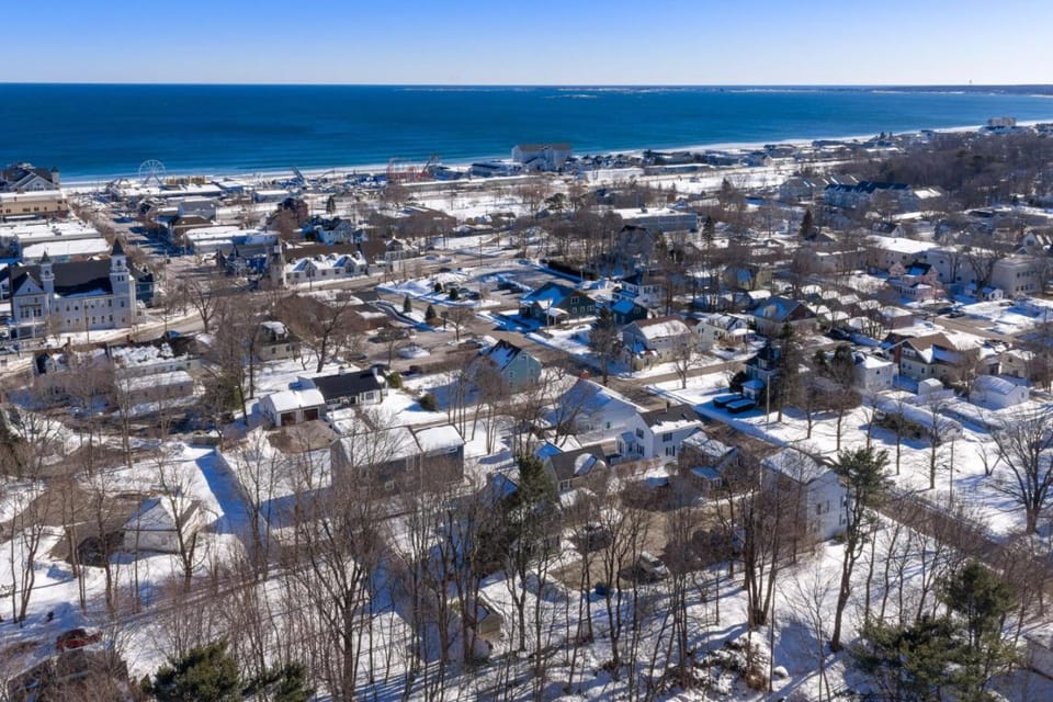 2BR Retreat in Downtown Old Orchard Apartment in Old Orchard Beach