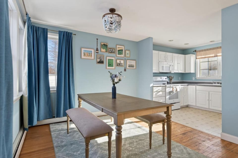 Heart of Old Orchard 2BR Walk to Beach and Pier Apartment in Old Orchard Beach