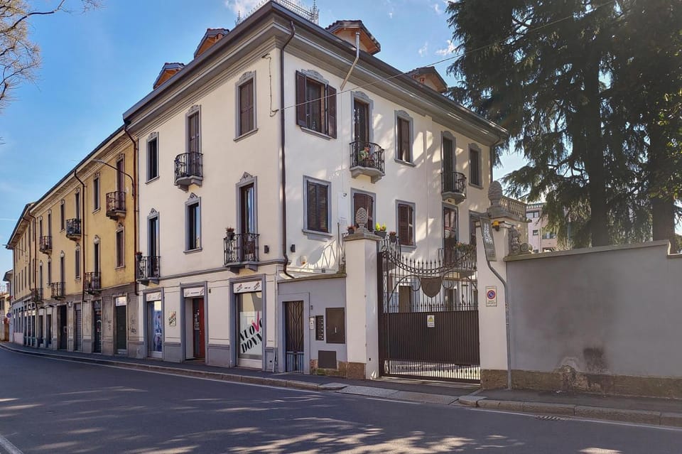 Property building, Street view, Location