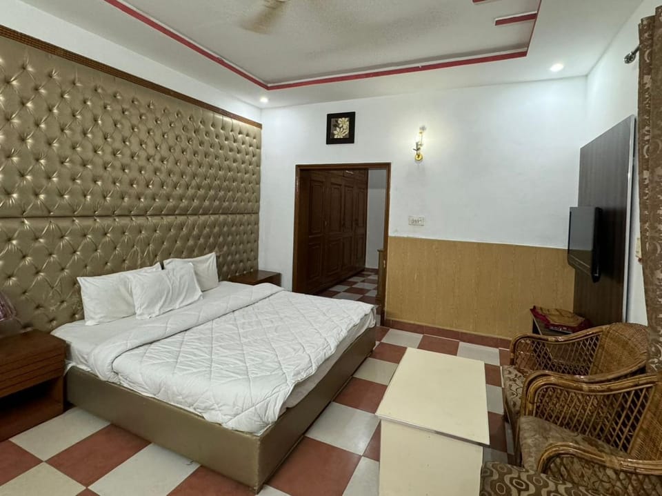Bed, TV and multimedia, Bedroom