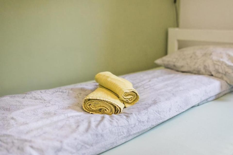 Bed, towels