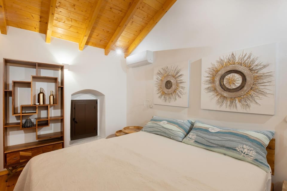 Bed, Photo of the whole room, Decorative detail, Bedroom