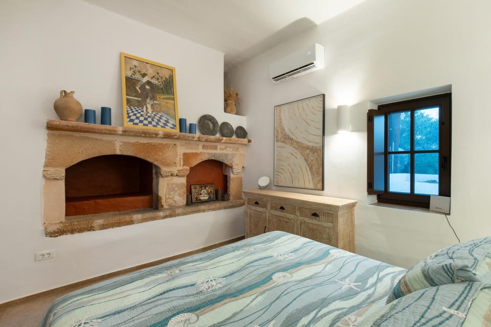 Bed, Photo of the whole room, Bedroom, air conditioner