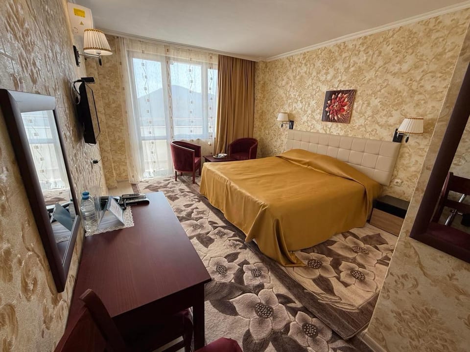 Photo of the whole room, Bedroom