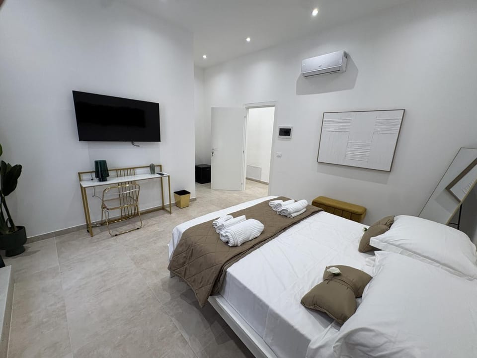 Communal lounge/ TV room, Bed, TV and multimedia, Photo of the whole room, Evening entertainment, Bedroom, towels, air conditioner