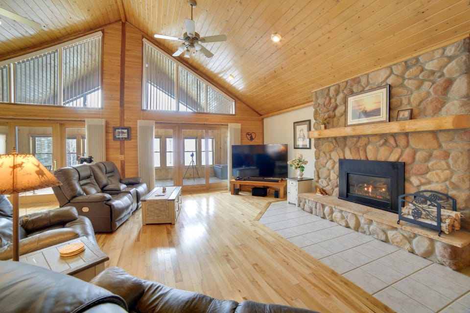 Stunning Sunset Views! Lake Michigan Lodge House in Michigan