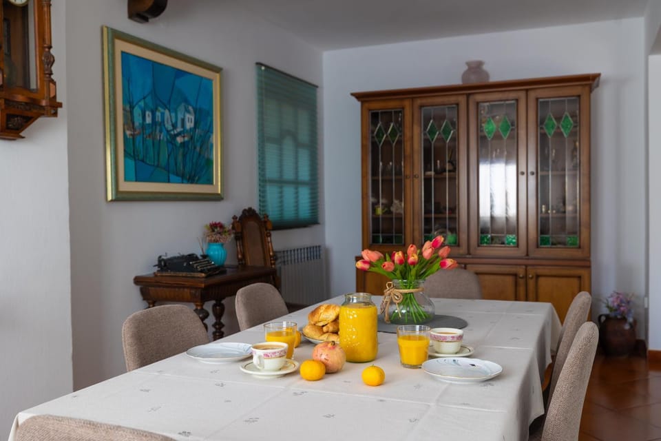Food and drinks, Dining area, Food, Breakfast, Continental breakfast, Drinks