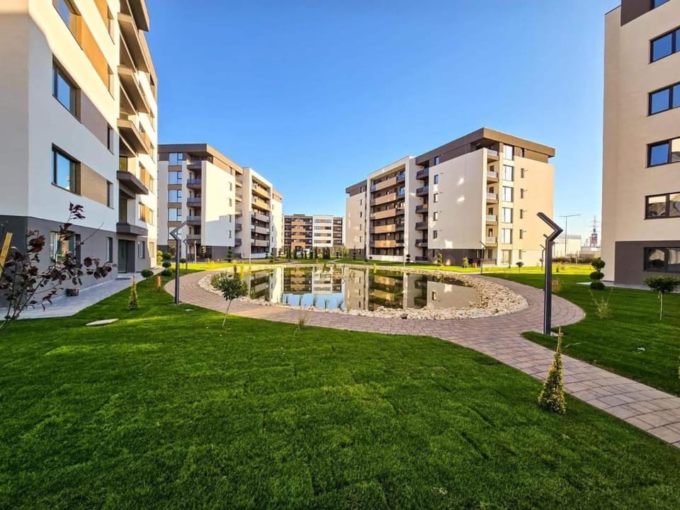 Property building, Spring, Day, Natural landscape, Garden, Evening entertainment, Garden view, Pool view