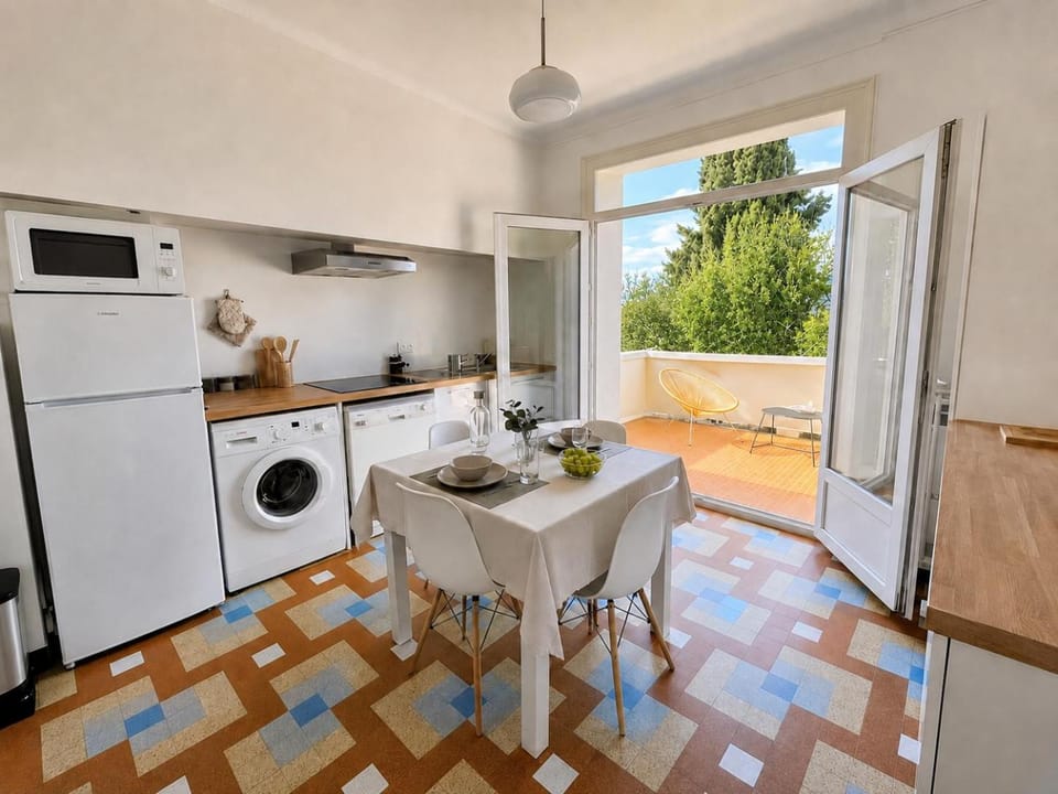 Dining area, dishwasher, oven, stove, washing machine