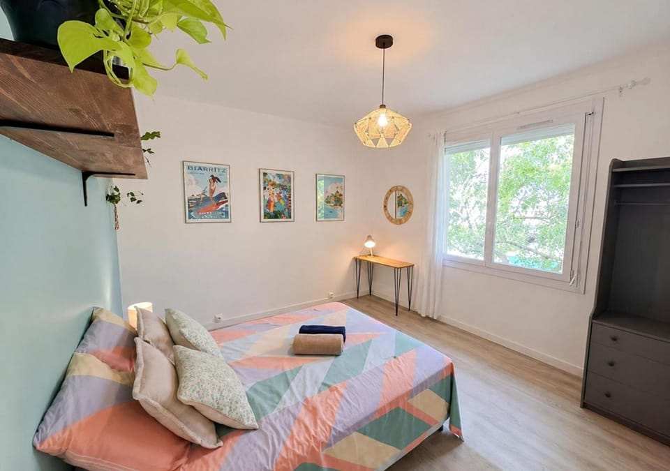 Bed, Photo of the whole room, Seating area, Bedroom