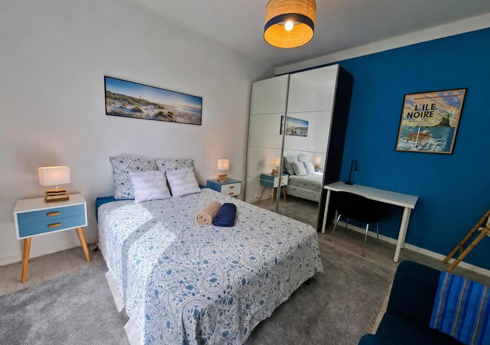 Bed, Photo of the whole room, Bedroom, towels
