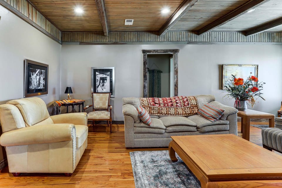 Gassville Group Getaway! Dog-Friendly Home + Yard House in Arkansas