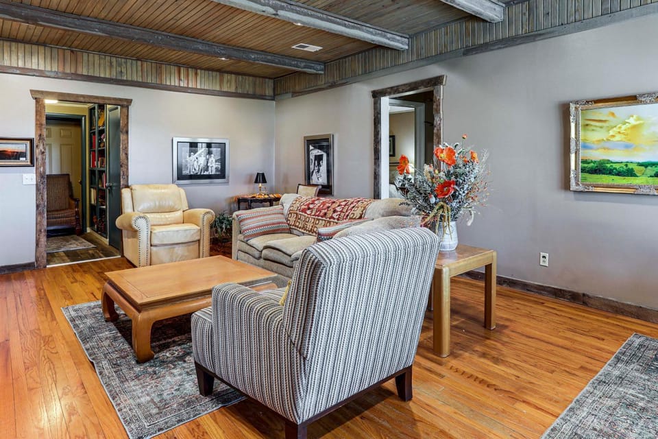 Gassville Group Getaway! Dog-Friendly Home + Yard House in Arkansas