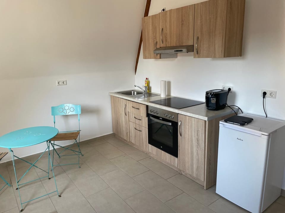 Coffee/tea facilities, Kitchen or kitchenette, Dining area, minibar, oven, stove