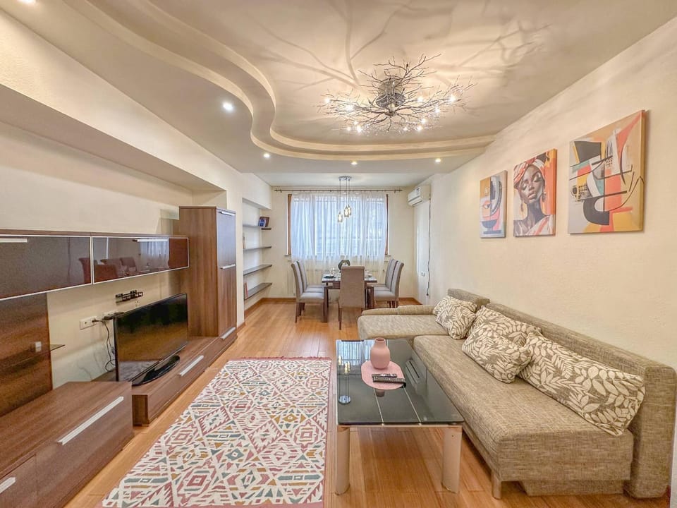 TV and multimedia, Living room, Seating area, Evening entertainment