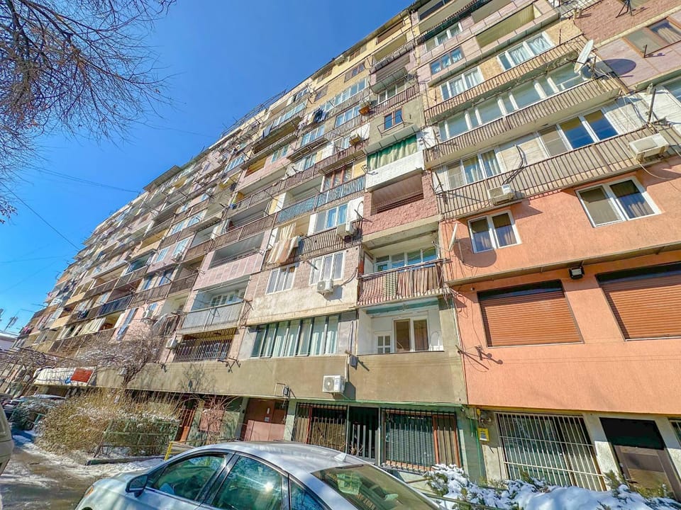 Property building, Day, Neighbourhood, Parking