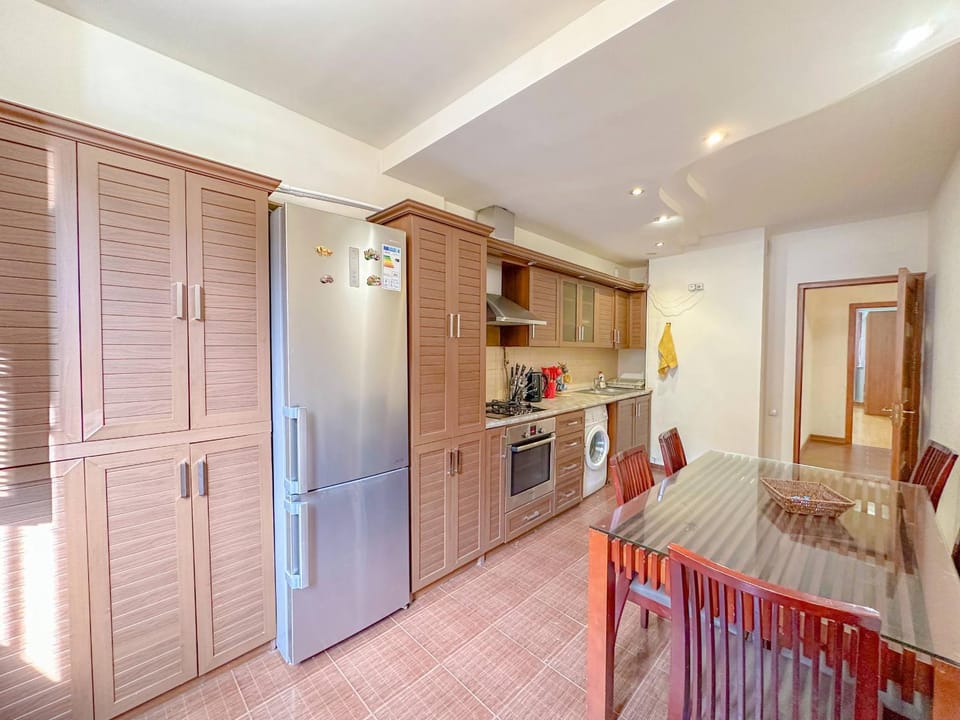 Kitchen or kitchenette, Dining area, oven, stove