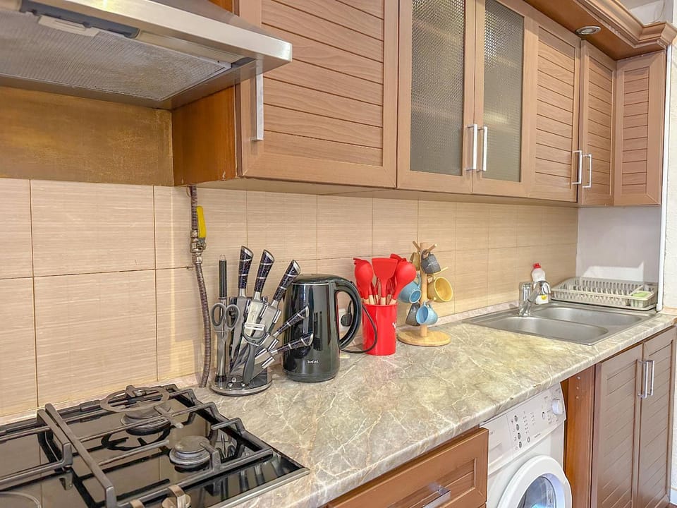 Coffee/tea facilities, Kitchen or kitchenette, stove