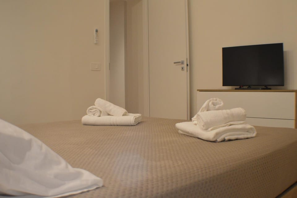 Bed, TV and multimedia, Photo of the whole room, Bedroom, towels