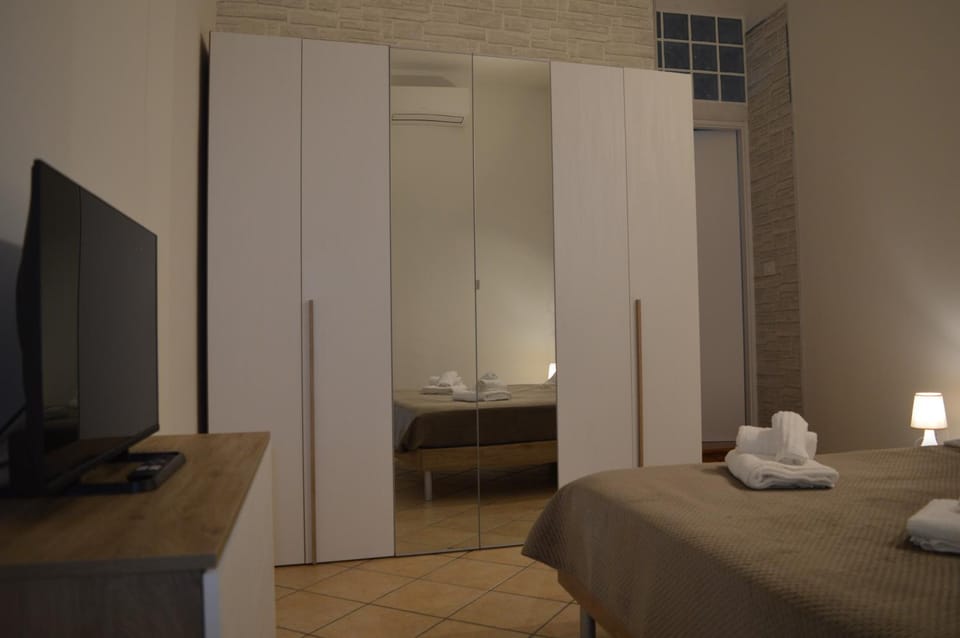 Bed, TV and multimedia, Photo of the whole room, Bedroom, towels, wardrobe