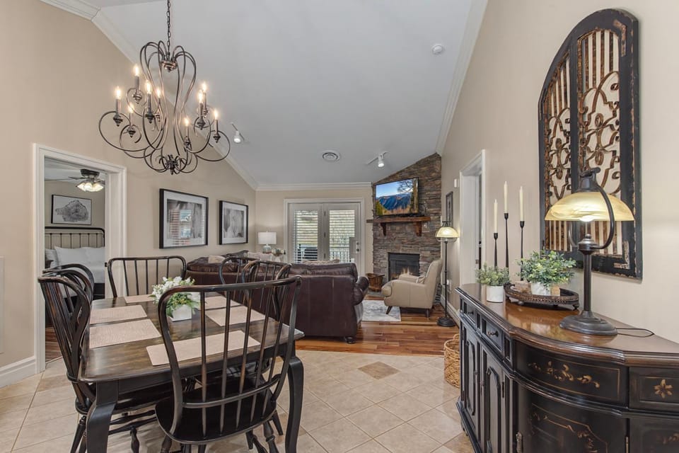 Day, TV and multimedia, Living room, Seating area, Dining area, fireplace, furniture