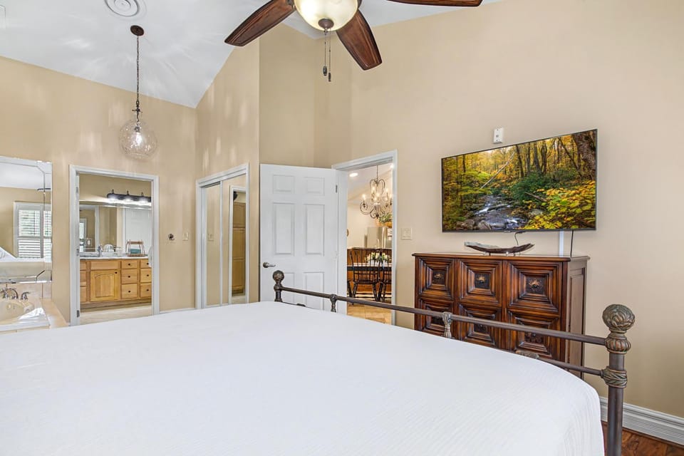 Bed, Day, Bathroom, TV and multimedia, Bedroom, furniture